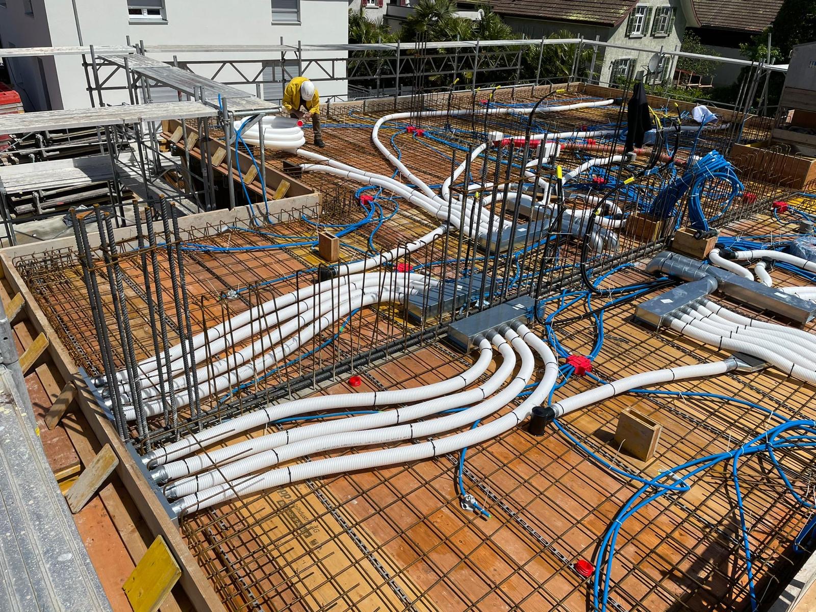 INNOTEC Team bei der Installation von Gebäudetechnik auf der Baustelle